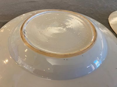 Two Chinese famille rose 'magpie and peony' plates with bianco-sopra-bianco rims, Yongzheng — 照片 8