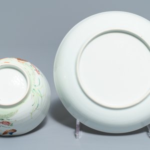 Two Chinese famille rose 'mandarin' bowls and three cups and saucers, Qianlong — photo 5