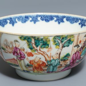 Two Chinese famille rose 'mandarin' bowls and three cups and saucers, Qianlong — photo 8