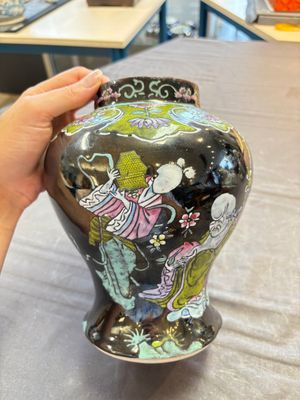 Two Chinese famille rose Milefo Buddhas and a famille rose black-ground covered vase, Zhu Mao Ji 朱茂記造 and Kangxi marks, 19/20th C. — 照片 15