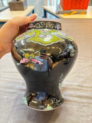 Two Chinese famille rose Milefo Buddhas and a famille rose black-ground covered vase, Zhu Mao Ji 朱茂記造 and Kangxi marks, 19/20th C. — 照片 18