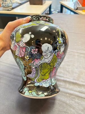 Two Chinese famille rose Milefo Buddhas and a famille rose black-ground covered vase, Zhu Mao Ji 朱茂記造 and Kangxi marks, 19/20th C. — 照片 19