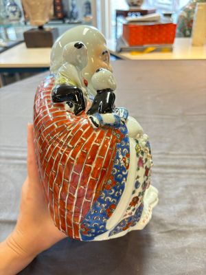 Two Chinese famille rose Milefo Buddhas and a famille rose black-ground covered vase, Zhu Mao Ji 朱茂記造 and Kangxi marks, 19/20th C. — 照片 10