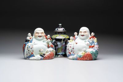 Two Chinese famille rose Milefo Buddhas and a famille rose black-ground covered vase, Zhu Mao Ji 朱茂記造 and Kangxi marks, 19/20th C.