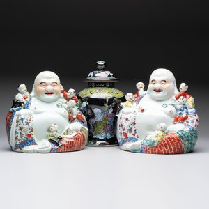 Two Chinese famille rose Milefo Buddhas and a famille rose black-ground covered vase, Zhu Mao Ji 朱茂記造 and Kangxi marks, 19/20th C. — 照片 1