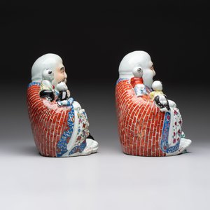 Two Chinese famille rose Milefo Buddhas and a famille rose black-ground covered vase, Zhu Mao Ji 朱茂記造 and Kangxi marks, 19/20th C. — 照片 11