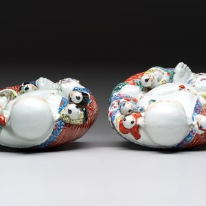 Two Chinese famille rose Milefo Buddhas and a famille rose black-ground covered vase, Zhu Mao Ji 朱茂記造 and Kangxi marks, 19/20th C. — 照片 12