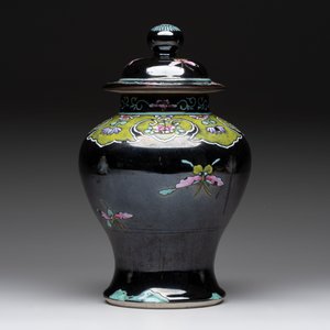 Two Chinese famille rose Milefo Buddhas and a famille rose black-ground covered vase, Zhu Mao Ji 朱茂記造 and Kangxi marks, 19/20th C. — 照片 4