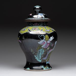 Two Chinese famille rose Milefo Buddhas and a famille rose black-ground covered vase, Zhu Mao Ji 朱茂記造 and Kangxi marks, 19/20th C. — 照片 5
