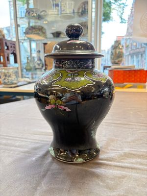 Two Chinese famille rose Milefo Buddhas and a famille rose black-ground covered vase, Zhu Mao Ji 朱茂記造 and Kangxi marks, 19/20th C. — photo 13