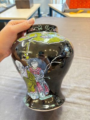 Two Chinese famille rose Milefo Buddhas and a famille rose black-ground covered vase, Zhu Mao Ji 朱茂記造 and Kangxi marks, 19/20th C. — photo 16