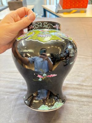 Two Chinese famille rose Milefo Buddhas and a famille rose black-ground covered vase, Zhu Mao Ji 朱茂記造 and Kangxi marks, 19/20th C. — photo 17