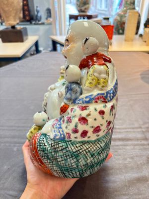Two Chinese famille rose Milefo Buddhas and a famille rose black-ground covered vase, Zhu Mao Ji 朱茂記造 and Kangxi marks, 19/20th C. — photo 2