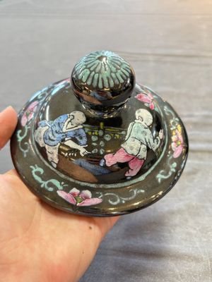 Two Chinese famille rose Milefo Buddhas and a famille rose black-ground covered vase, Zhu Mao Ji 朱茂記造 and Kangxi marks, 19/20th C. — photo 23