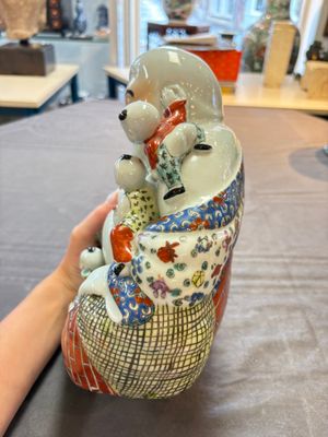 Two Chinese famille rose Milefo Buddhas and a famille rose black-ground covered vase, Zhu Mao Ji 朱茂記造 and Kangxi marks, 19/20th C. — photo 8