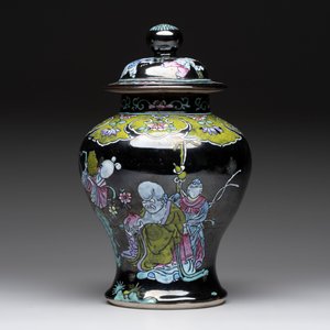 Two Chinese famille rose Milefo Buddhas and a famille rose black-ground covered vase, Zhu Mao Ji 朱茂記造 and Kangxi marks, 19/20th C. — photo 2