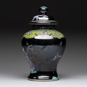 Two Chinese famille rose Milefo Buddhas and a famille rose black-ground covered vase, Zhu Mao Ji 朱茂記造 and Kangxi marks, 19/20th C. — photo 3