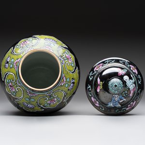 Two Chinese famille rose Milefo Buddhas and a famille rose black-ground covered vase, Zhu Mao Ji 朱茂記造 and Kangxi marks, 19/20th C. — photo 6