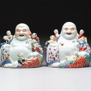 Two Chinese famille rose Milefo Buddhas and a famille rose black-ground covered vase, Zhu Mao Ji 朱茂記造 and Kangxi marks, 19/20th C. — photo 8
