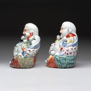 Two Chinese famille rose Milefo Buddhas and a famille rose black-ground covered vase, Zhu Mao Ji 朱茂記造 and Kangxi marks, 19/20th C. — photo 9