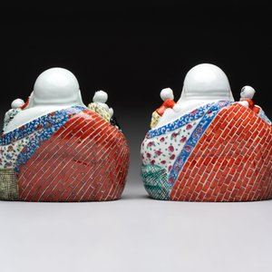 Two Chinese famille rose Milefo Buddhas and a famille rose black-ground covered vase, Zhu Mao Ji 朱茂記造 and Kangxi marks, 19/20th C. — photo 10
