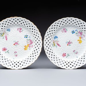 Two Chinese famille rose openworked plates with floral design, Qianlong — foto 1