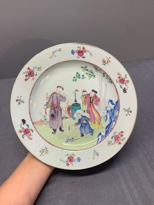 Two Chinese famille rose plates and an Imari-style armorial plate, Kangxi/Yongzheng — photo 1