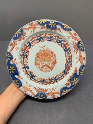 Two Chinese famille rose plates and an Imari-style armorial plate, Kangxi/Yongzheng — photo 11