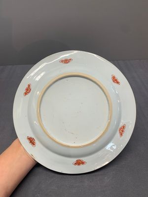 Two Chinese famille rose plates and an Imari-style armorial plate, Kangxi/Yongzheng — photo 12