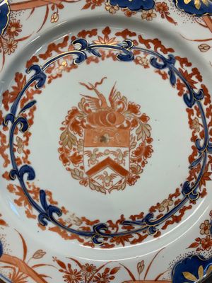 Two Chinese famille rose plates and an Imari-style armorial plate, Kangxi/Yongzheng — photo 13