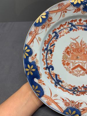 Two Chinese famille rose plates and an Imari-style armorial plate, Kangxi/Yongzheng — photo 14