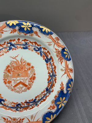 Two Chinese famille rose plates and an Imari-style armorial plate, Kangxi/Yongzheng — photo 15