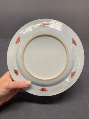 Two Chinese famille rose plates and an Imari-style armorial plate, Kangxi/Yongzheng — photo 16