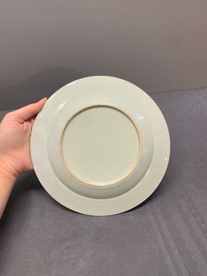 Two Chinese famille rose plates and an Imari-style armorial plate, Kangxi/Yongzheng — photo 2