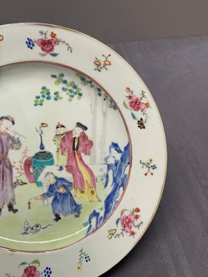 Two Chinese famille rose plates and an Imari-style armorial plate, Kangxi/Yongzheng — photo 3