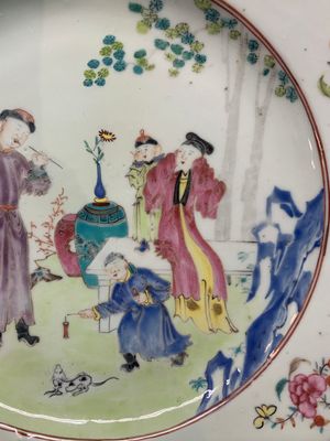 Two Chinese famille rose plates and an Imari-style armorial plate, Kangxi/Yongzheng — photo 4
