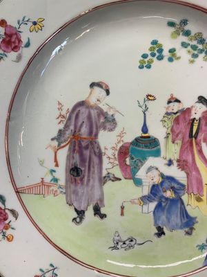 Two Chinese famille rose plates and an Imari-style armorial plate, Kangxi/Yongzheng — photo 5