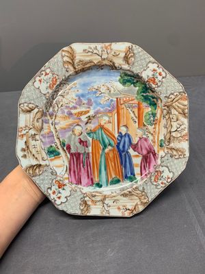 Two Chinese famille rose plates and an Imari-style armorial plate, Kangxi/Yongzheng — photo 6