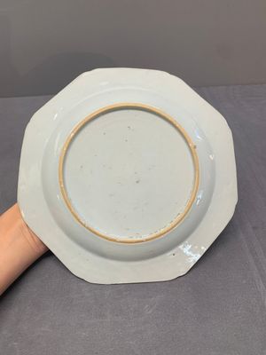 Two Chinese famille rose plates and an Imari-style armorial plate, Kangxi/Yongzheng — photo 7