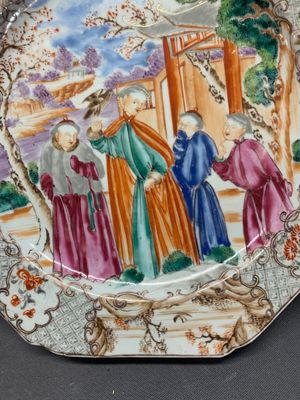 Two Chinese famille rose plates and an Imari-style armorial plate, Kangxi/Yongzheng — photo 9