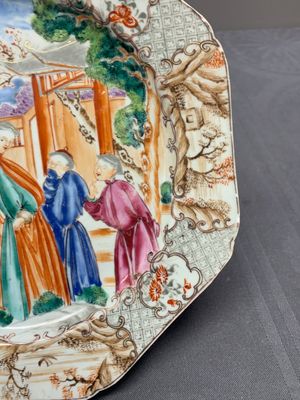 Two Chinese famille rose plates and an Imari-style armorial plate, Kangxi/Yongzheng — photo 10