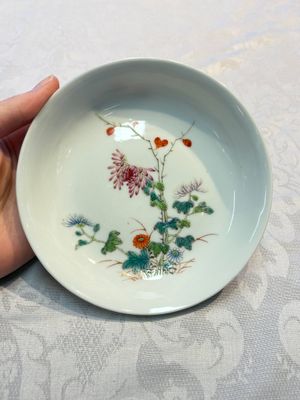 Two Chinese famille rose plates, Chenghua and Guangxu mark, Republic — foto 1