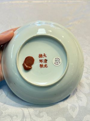 Two Chinese famille rose plates, Chenghua and Guangxu mark, Republic — foto 3