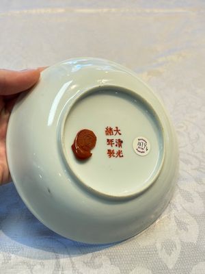 Two Chinese famille rose plates, Chenghua and Guangxu mark, Republic — foto 4