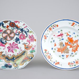 Two Chinese famille rose plates, Qianlong, 18th C.: one pseudo tobacco leaf and one with carps — foto 1