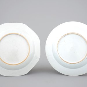 Two Chinese famille rose plates, Qianlong, 18th C.: one pseudo tobacco leaf and one with carps — foto 2