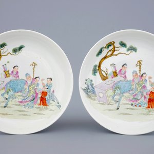 Two Chinese famille rose plates with figures and a dragon in a garden, 19/20th C. — 照片 1