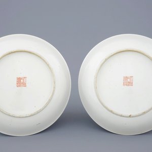 Two Chinese famille rose plates with figures and a dragon in a garden, 19/20th C. — 照片 2