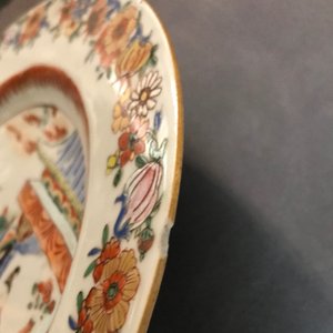 Two Chinese famille rose plates with figures on a terrace, Yongzheng — 照片 5