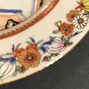 Two Chinese famille rose plates with figures on a terrace, Yongzheng — 照片 6